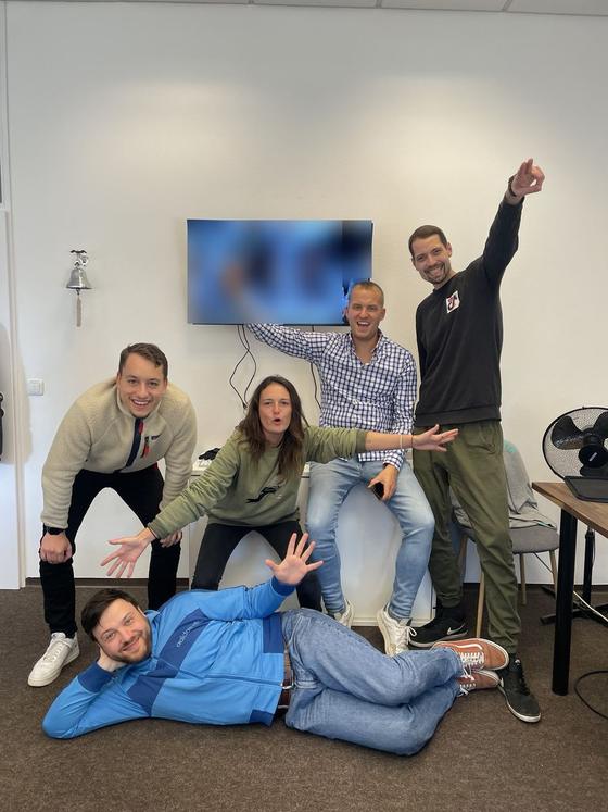 Team von mula. feiert im Büro